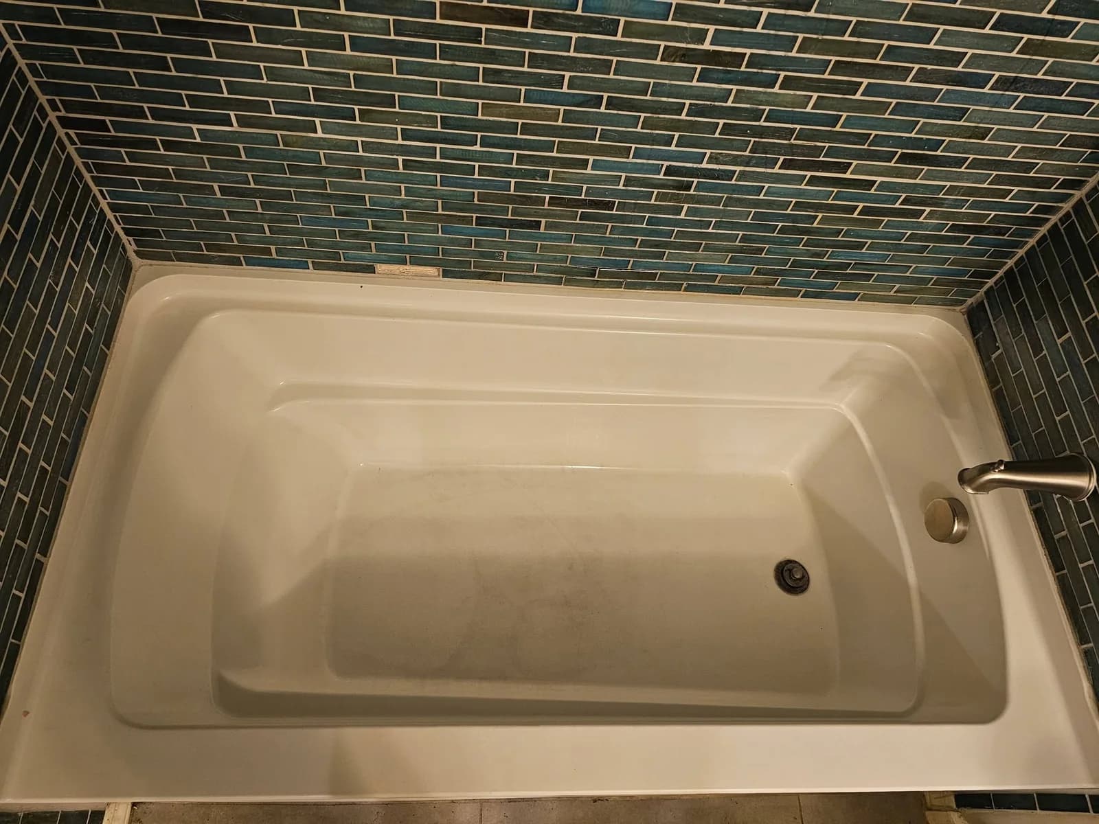 The same bathtub and tile surround after a New Star deep cleaning