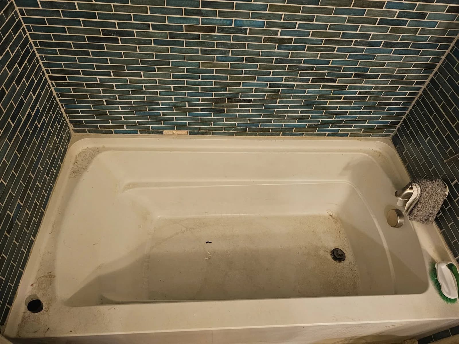 Bathtub and tile surround before cleaning