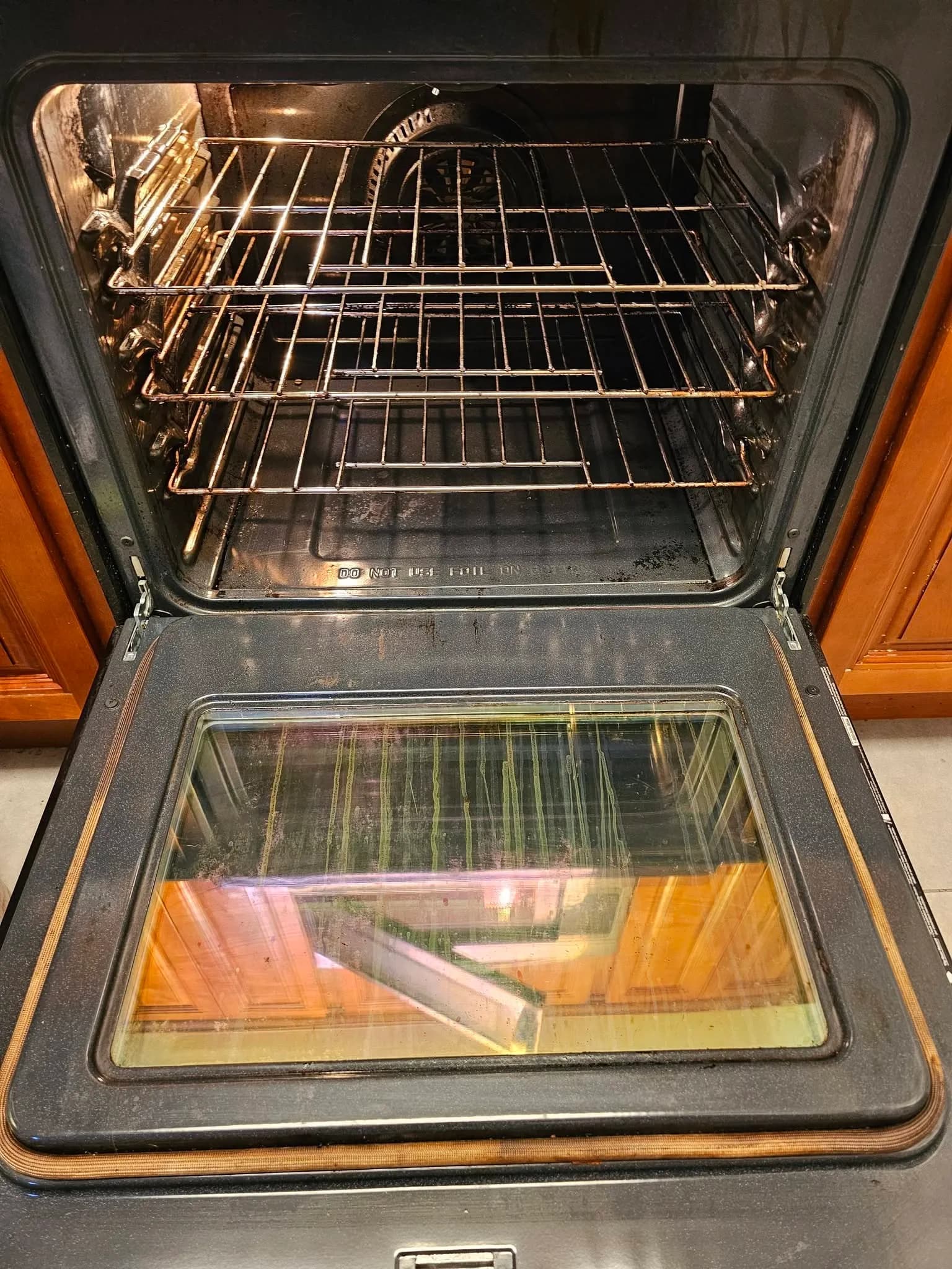 The same oven interior with clear door glass and cleaned racks after New Star detail work